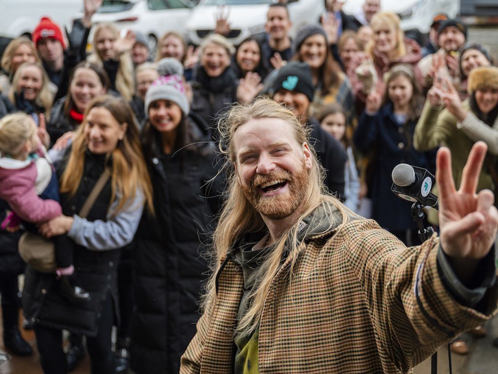 Sam Ryder delights Edinburgh with surprise festive performance to reward charitable Deliveroo customers