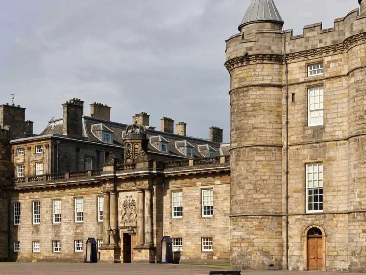 Relaxed Morning: Palace of Holyroodhouse