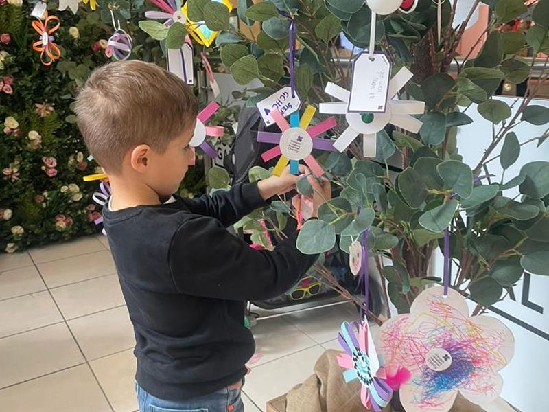 Buchanan Galleries blossoms with notes for hospital patients