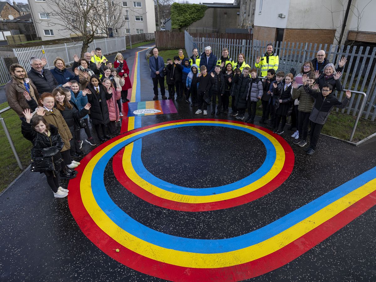 Thornliebank Primary pupils help unveil new artwork and town centre improvements