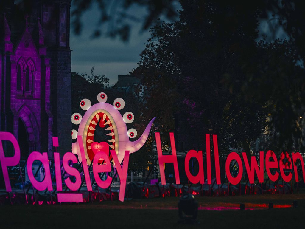 Paisley welcomes thousands as Halloween Festival kicks off