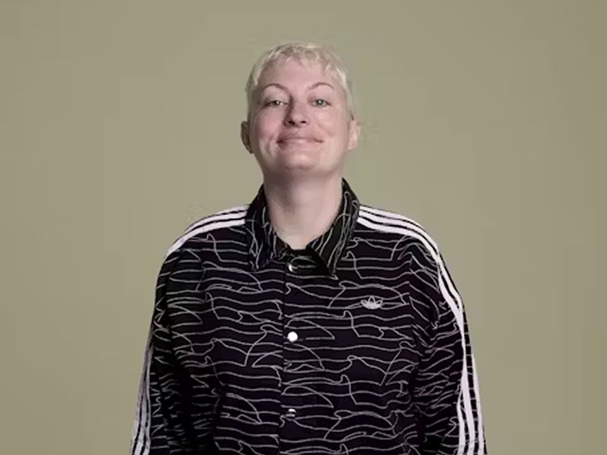 Harriet Dyer: Easily Distra...